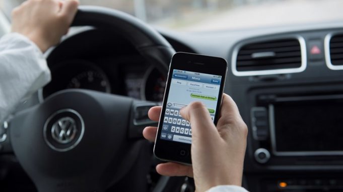 Ganaax 10,000 kr Hadii aad Mobile ku Istimaasho Gaariga Xiliga aad Wadeyso