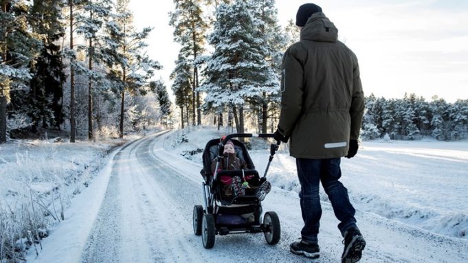 Booliska oo diiwaan galiyay Waalid badan oo Qiyaameeyay Lacagta Daryeelka Caruurta.