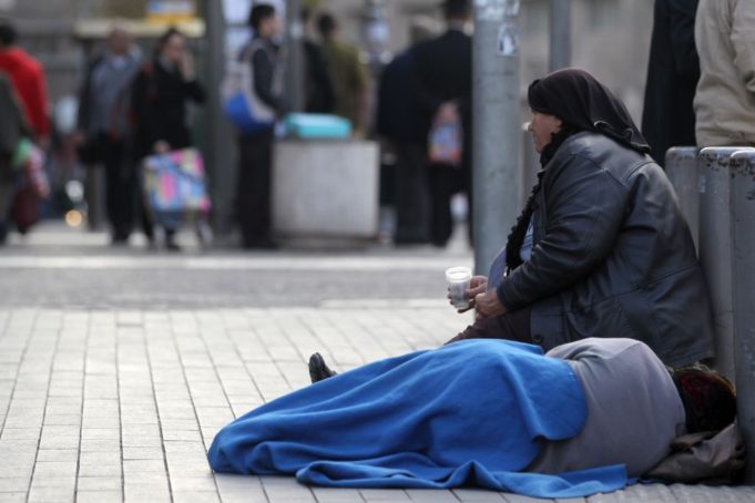 Kamuunada oo doonaya in la joojiyo Dadka ku dawarsada Wadooyinka..