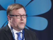 Siyaasiga Mikael Jansson oo iskaga baxay Xisbiga Cunsuriga ee Sverigedemokraterna..