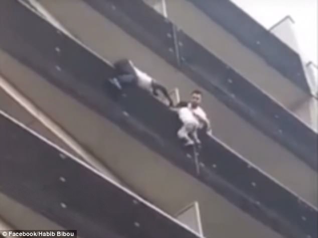 Sawiro Nin Soo galooti ah oo Sharci ku helay Wiil uu badbaadiyay dartii..