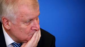 Wasiirka Arimaha Gudaha Germalka oo lagu qasbayo in uu iscasilo Hadalkii uu Qaxootiga ka sheegay awgeed..