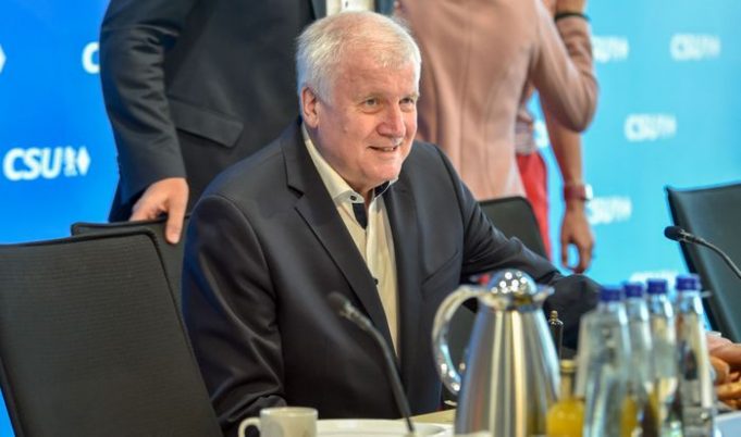 Wasiirka Arimaha Gudaha Germalka oo isku Casilay in Qaxootiga la adkeeyo Awgeed..