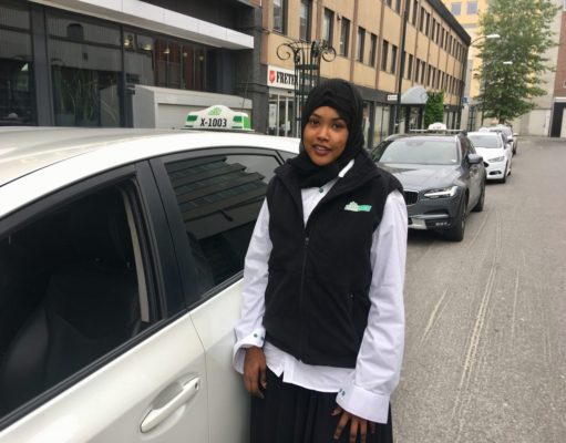 Sawiro Norway Gabar Somaliya ah oo Taksiile ka noqotay Dalkaasi iyadoo Xijaabsan..