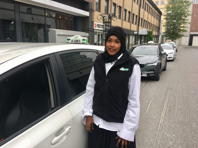 Sawiro Norway Gabar Somaliya ah oo Taksiile ka noqotay Dalkaasi iyadoo Xijaabsan..
