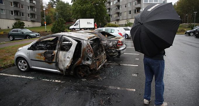Galbeedka Sweden oo lagu gubay Gawaari iyo Dad loo xir xiray dabkaasi..