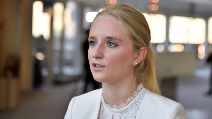 Waa Tuma Qofka ugu yar Barlamaanka Cusub ee Sweden iyo Xisbiga ay ka tirsantahay..