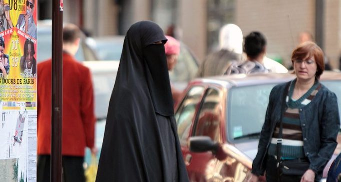 Dalka France oo lagu Dhaleeceeyay sharciga Mamnuucista Indho-shareerka