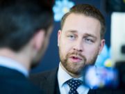 Xisbiga Sverigedemokraterna oo kula tartamaya Labada Garab ee isbaheystay Kuraasta Gudiga.