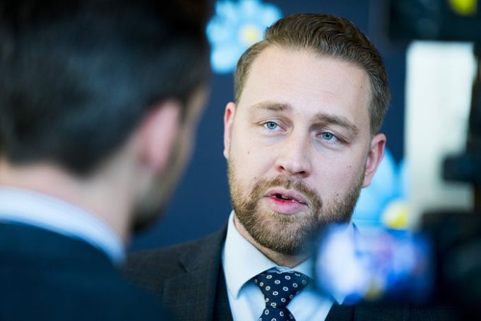 Xisbiga Sverigedemokraterna oo kula tartamaya Labada Garab ee isbaheystay Kuraasta Gudiga.