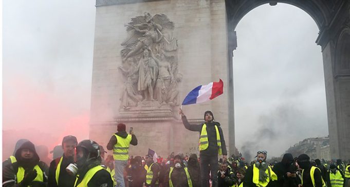 Dibad-baxyo xoogan oo ka socda Dalka Faransiiska iyo Shacab badan oo la xiray.