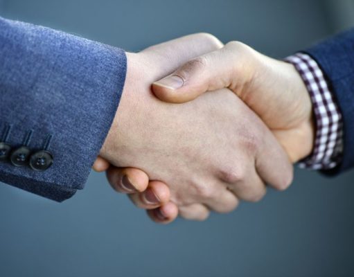 Denmark oo joojisay Sharciga gacan isku salaamista ee dhalashada lagu qaato