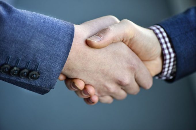 Denmark oo joojisay Sharciga gacan isku salaamista ee dhalashada lagu qaato