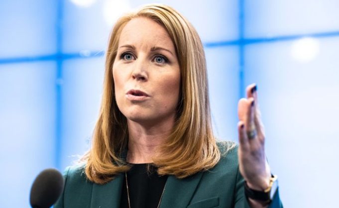 Annie lööf oo ku baaqday in labo todobaad la xiro xarumaha ganacsiga iyo maqaayadaha