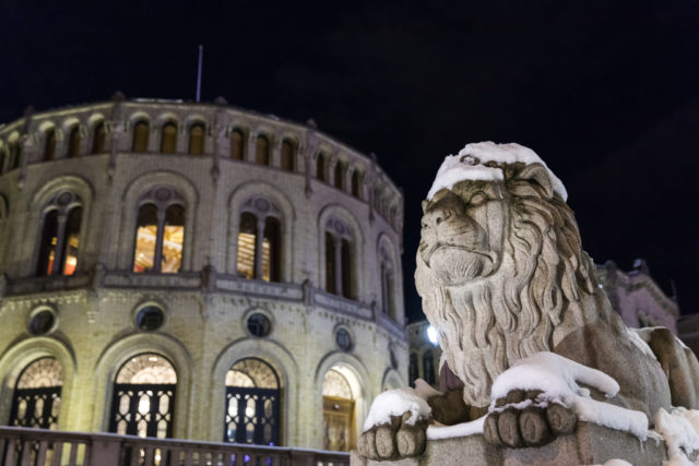 Stortinget og løva i Oslo.