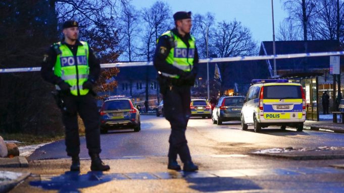 Götenborg Booliska oo helay gabar yar oo laga afduubtay Albaabka hore ee Hoyga Xanaanada Caruurta.