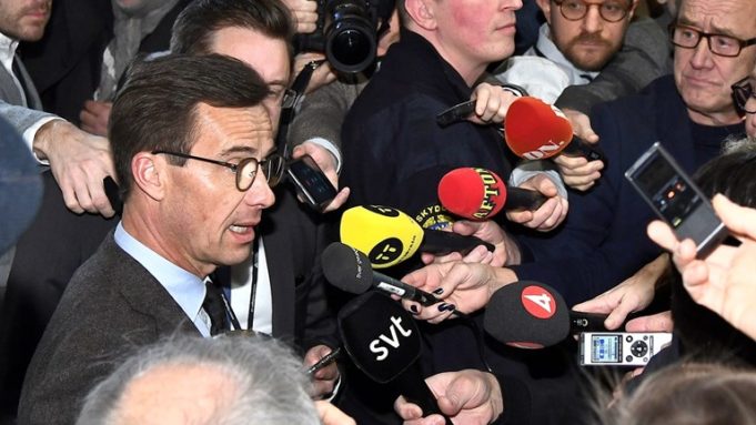 Xisbiga Moderaterna oo ku kala qeebsan Mamnuucida Xijaabka ee Iskuulada