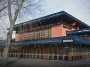 Gudaha Maktabada (Bibliotek) Xaafada Tensta oo lagu kala iibiyo Maandooriyaha.