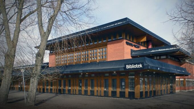 Gudaha Maktabada (Bibliotek) Xaafada Tensta oo lagu kala iibiyo Maandooriyaha.