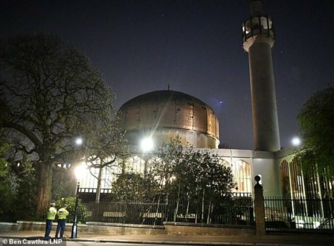 Booliska Norway oo hakiyay Masaajid ay ka Socota Salaada Jimcaha