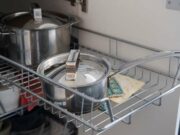 Qaxootiga Sweden oo yaraaday darteed tiro Qaxootiga ku cusub dalka oo amaahday qalabka guryaha la dhigto.