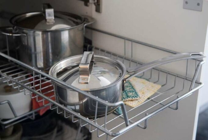 Qaxootiga Sweden oo yaraaday darteed tiro Qaxootiga ku cusub dalka oo amaahday qalabka guryaha la dhigto.