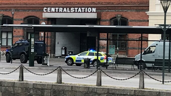 Booliska Malmö oo qof ku toogtay Bartamaha centralstation-ka ee Magaalada