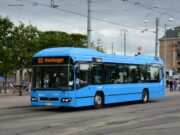 Gotenborg Darawal Bus oo Mobile Laga duubay Isagoo Akhrisanaya Joornal