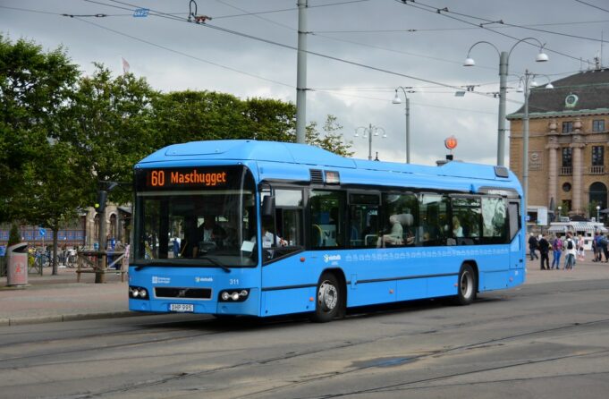 Gotenborg Darawal Bus oo Mobile Laga duubay Isagoo Akhrisanaya Joornal