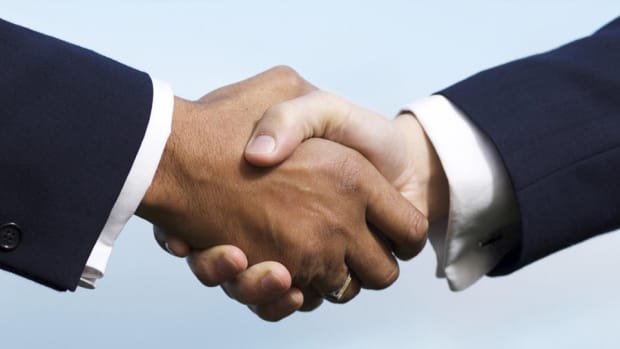 Shaqo si aad u hesho Waa in aad Gacanta ku Salaanto Dadka kale