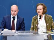 Hindise Afar Sano oo Xabsi Ah Waalidka Caruurtiisa u kaxeeya Dibada si uu ugu soo guuriyo