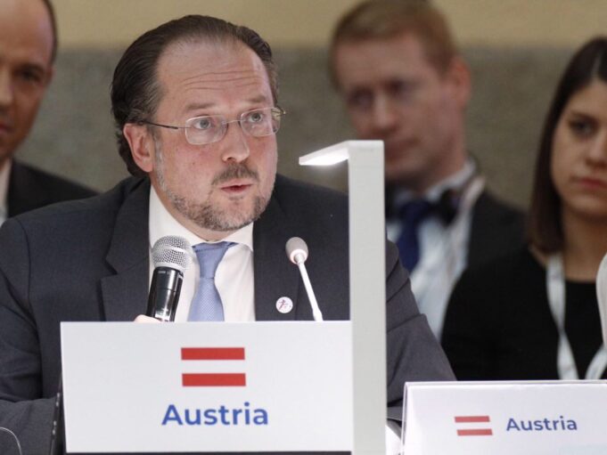 Dowlada Austria oo ku dhawaaqday in ay 31 wadan xaduudaha u furtay