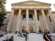 Dowlada Mareykanka oo in ka badan 1,000 Fiiso ka joojisay Muwaadiniin Shiinaha u dhalatay ( Xiisad u dhaxeysa Labada Dal)