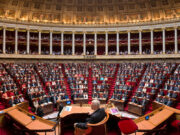 Xildhibaano isaga baxay Kulanka Barlamaanka Faransiiska oo Haweeney Xijaaban soo gashay