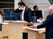 Jimmie Åkesson oo dhoor mar ku dhex Qufacay gudaha Barlamaanka Sweden isagoo Khudbad jeedinaya