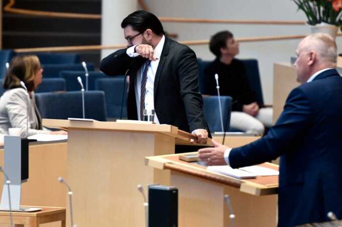 Jimmie Åkesson oo dhoor mar ku dhex Qufacay gudaha Barlamaanka Sweden isagoo Khudbad jeedinaya