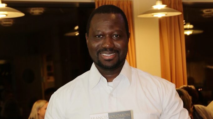 Sharciga ayaa dib looga ceshtay markii uu sheegay in Magaciisa qaldanyahay isagoo u tagay Booliska ( Qiso Layaab ah )