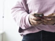 Daraasad:- Viruska Corona waxa uu ku dul noolaan karaa Taleefanka dushiisa mudo Bil ka badan