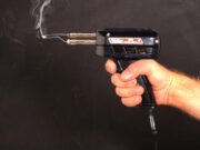 Xukun lagu riday Nin guday 9 Wiil isagoo isticmaalaya Qalab koronto ah