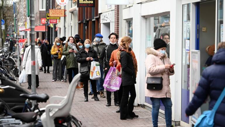 Holland oo mudo shan todobaad ah xirtay iskuulada, dukaamada, matxafyada iyo xarumaha jirdhiska