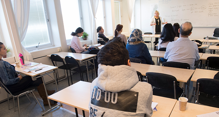 Dowlada oo baareysa Waxbarashada SFI ee Dadka waaweyn loogu talagalay