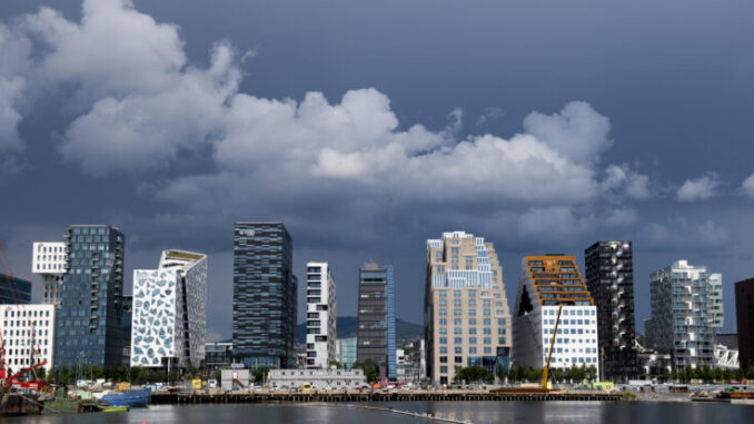 Mørke skyer over Barcode-rekken i Bjørvika i Oslo tirsdag ettermiddag.