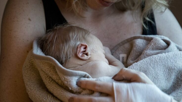 Inta ay uurka ku jirtay Ayay qaaday Coronavirus Gabar yar oo Sweden ku dhalatay