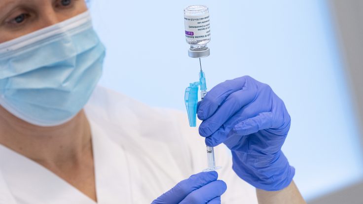 Denmark oo joojisay Talaalka AstraZeneca oo lagu arkay Dhibaato Dadkii lagu talaalay