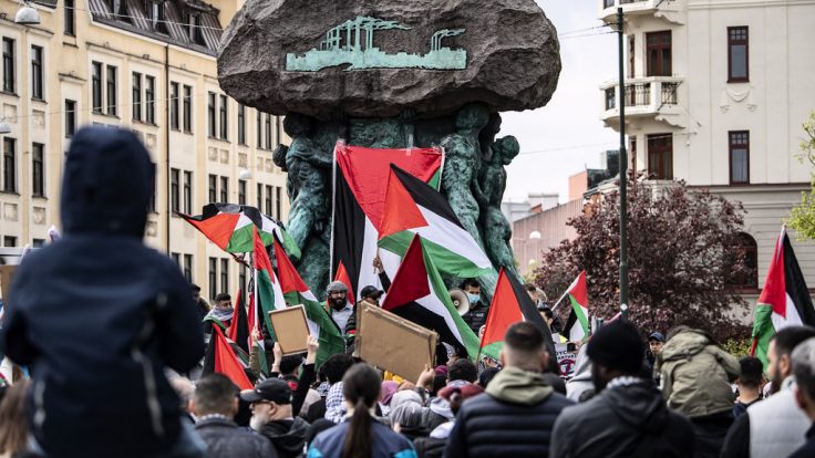 Nin Falastiini ah ayaa ka sheekaynaya sida isaga iyo tobanaan kale loo qabtay dharkana looga dhigay