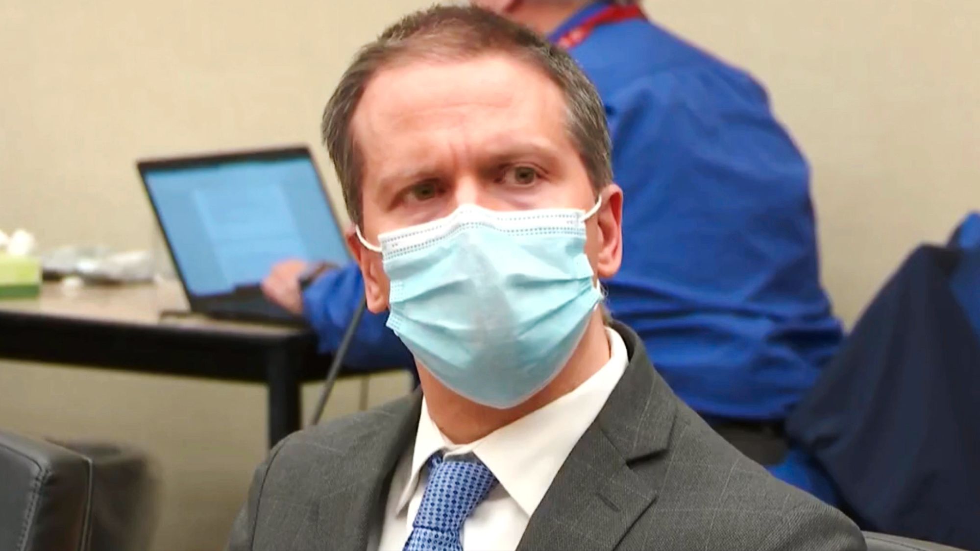 Derek Chauvin oo lagu Xukumay 22 sano iyo Bar kaasi oo dilay George Floyd