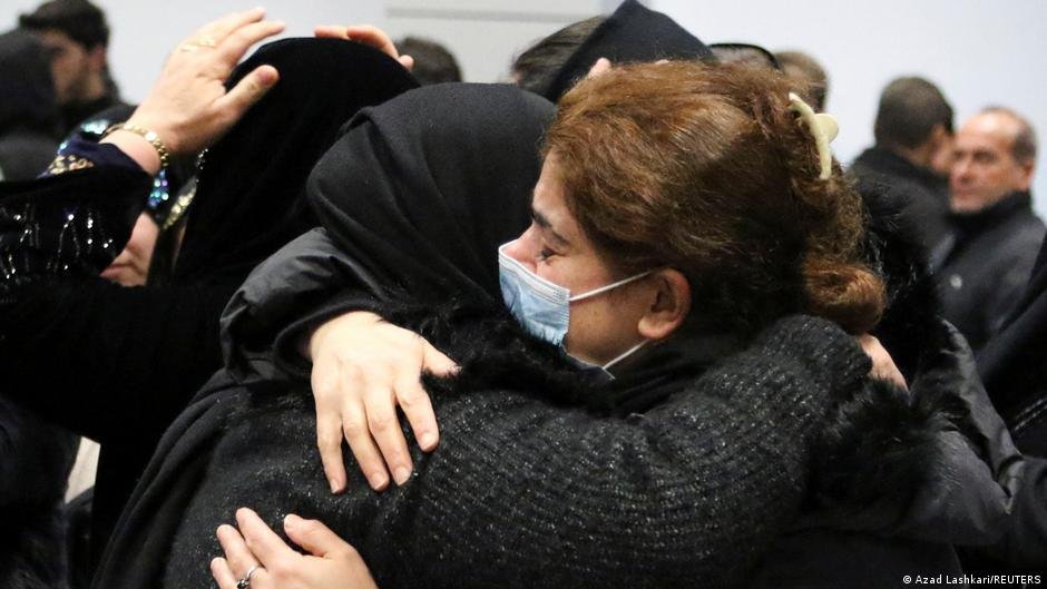 Meydadka Muhaajiriin Kurdiyiin ah oo ku qaraqmay Kanaalka England oo dib loo celiyay