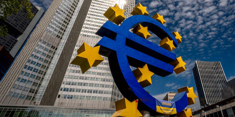 Lacagta Euro-ga oo hoos u sii dhaceysa mudo 20 sano kadib