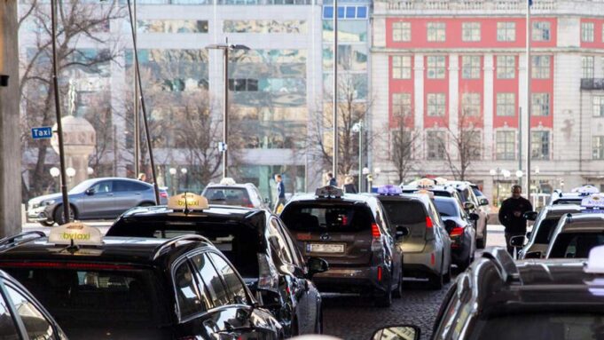 Darawal Taksiile Ah oo Labo Mar lagu Xiray Caasimada Stockholm