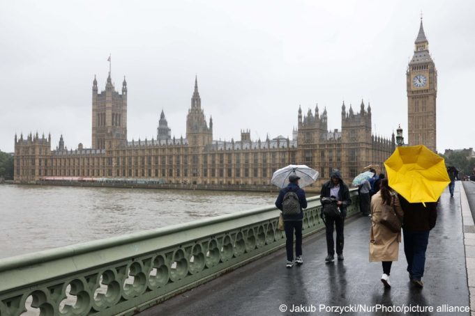 Dawladda UK oo adkeeneysa Sharciyada Socdaalka ee Dalkaasi ” Deganaanshaha Rasmiga oo qeyb ka ah